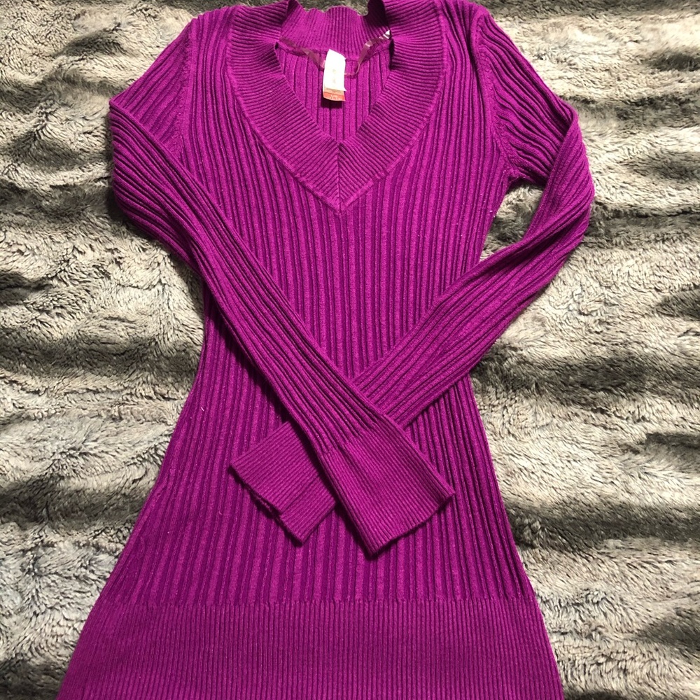 Purple v-neck ribbed top, size large